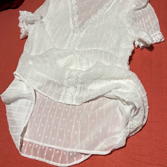 Lovely white lace v neck pulling blouse. Never worn - Picture 2 of 3